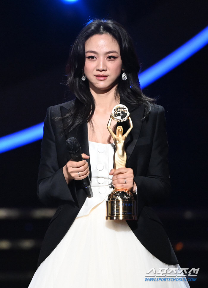  Tang Wei Wins Popular Star Award