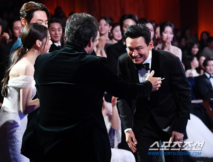  Warm congratulations of Hwang Jung-min and Lee Sung-min who won the Best Actor Award