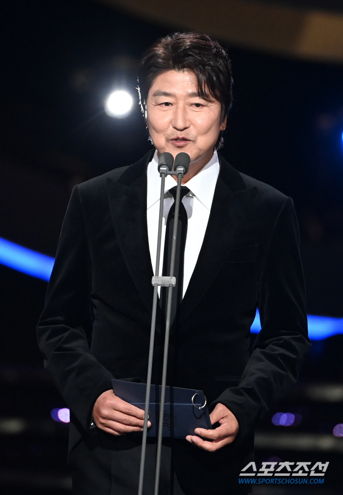  With Song Kang-ho and Blue Dragon Film Awards