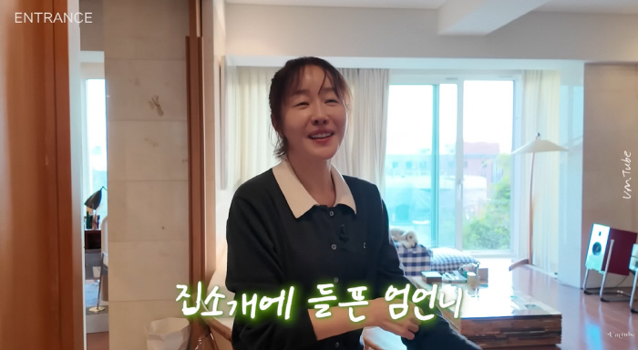 Um Jiwon reveals Itaewon house she's lived in for 10 years...Unique structure to garden 'The view is getting broken down'