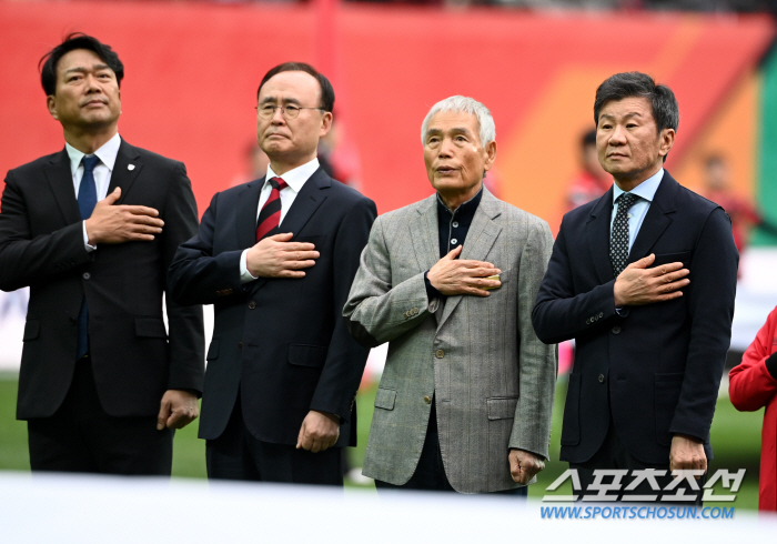 KFA election in 12 years is imminent → Korea Cup that was pre-empted...Huh Jung-moo's attempt to run for the fourth term' with Chairman Chung Mong-gyu 'Awkward Meeting  Handshake'