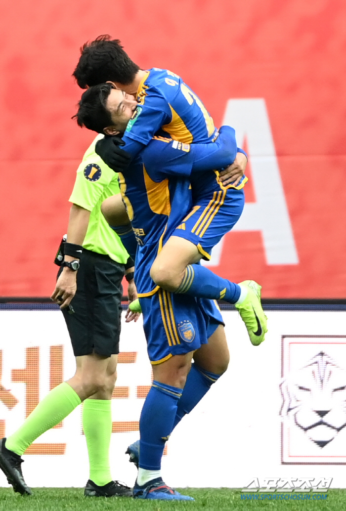  'One Team'Pohang'We're the king of the Korea Cup!' → Ulsan's royal authority has been destroyed