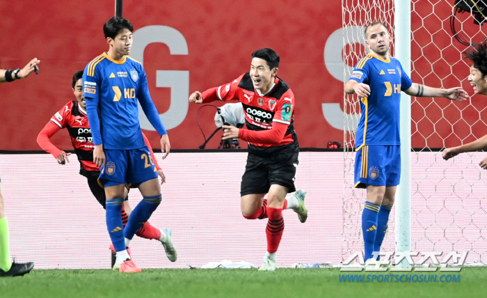 'The winning goal from a reversal → Korea Cup MVP'Kim In-sung''The most emotional goal'Help'Kim Jong-woo, I want to do everything for you.' a smile