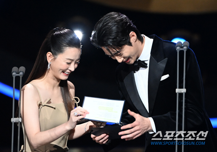  Byeon Wooseok and Jung Yumi are in fantastic harmony