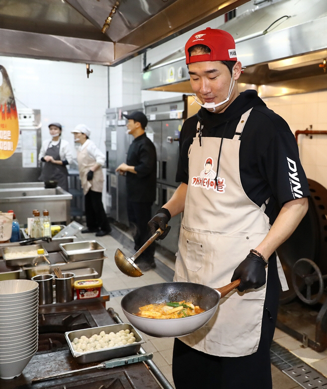 'We're serving 70 people, but 5,000 people are here' How can baseball players make their own dishes taste so good?