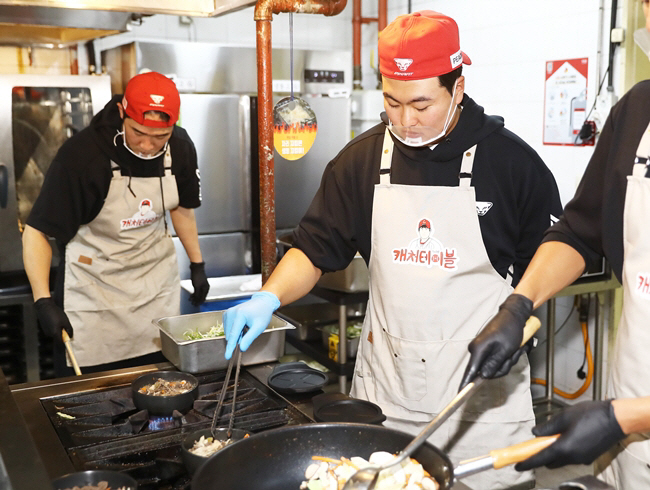 'We're serving 70 people, but 5,000 people are here' How can baseball players make their own dishes taste so good?