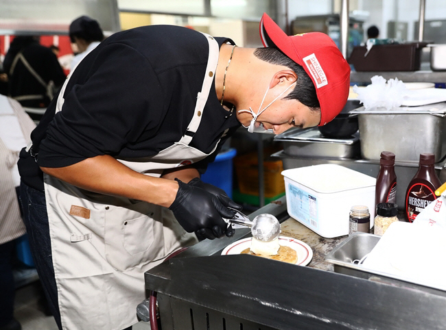 'We're serving 70 people, but 5,000 people are here' How can baseball players make their own dishes taste so good?