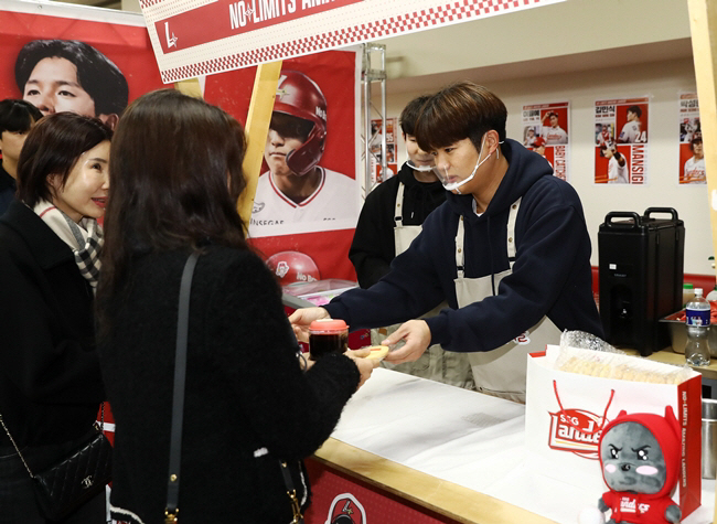 'We're serving 70 people, but 5,000 people are here' How can baseball players make their own dishes taste so good?