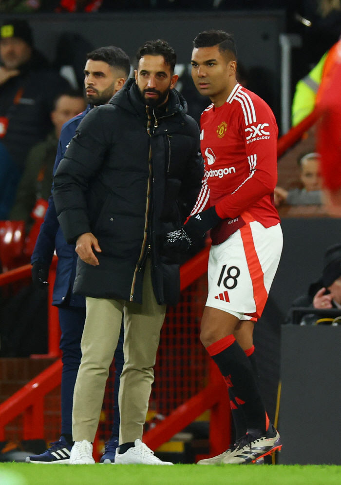 Manchester United veteran MF presents a winning medal to his junior teammates →'You're on our team, too.'