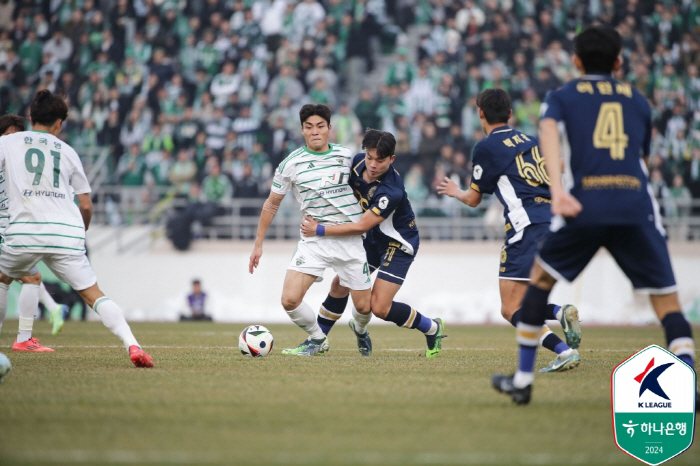 PO Jeonbuk laughed first, 'Thiago-Jeon Jin-woo back-to-back goal'Jeonbuk won 2-1 against E-Land