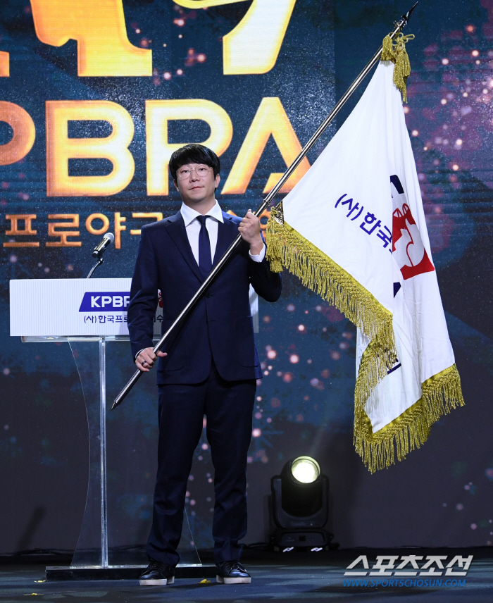 Yang Hyun-jong took office as the 13th chairman of the Korea Professional Baseball Association, but he did not intend to step down