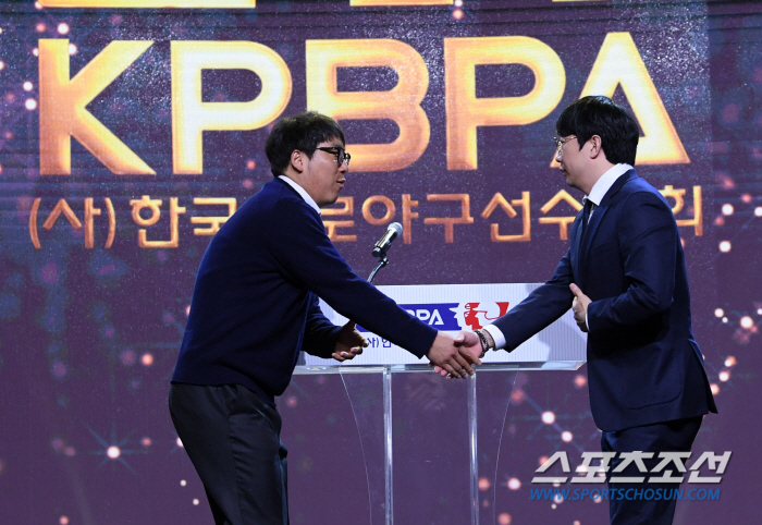 Yang Hyun-jong took office as the 13th chairman of the Korea Professional Baseball Association, but he did not intend to step down