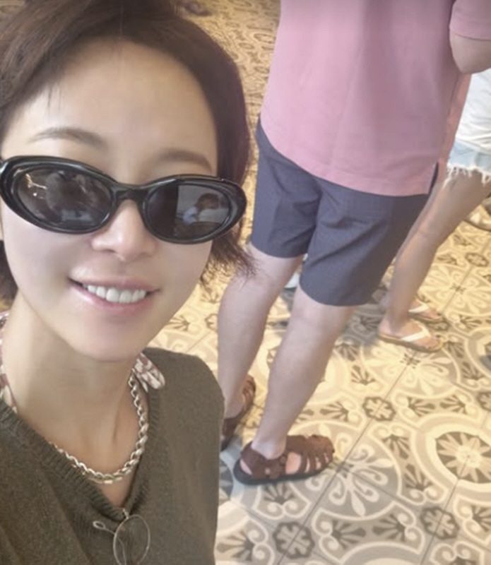 Hwang Jeong-eum 'Divorce and breakup'A series of bad news, she abandoned all of them and left..Nth overseas trip this year alone 'Free smile'