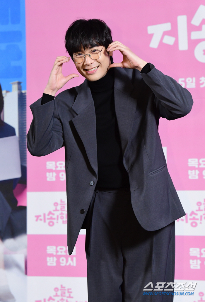  Choi Daniel 'Making a cute cheek heart'