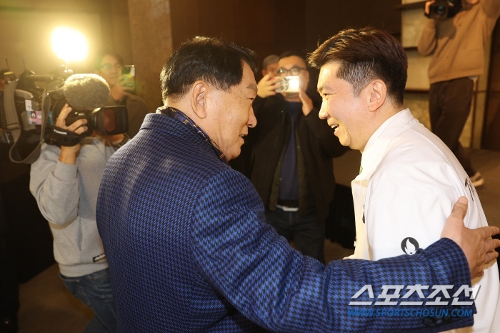 'The 42nd KOC presidential election, a 42-year-old Yoo Seung Min is running for office!' Former IOC member Yoo Seung Min officially declared his candidacy