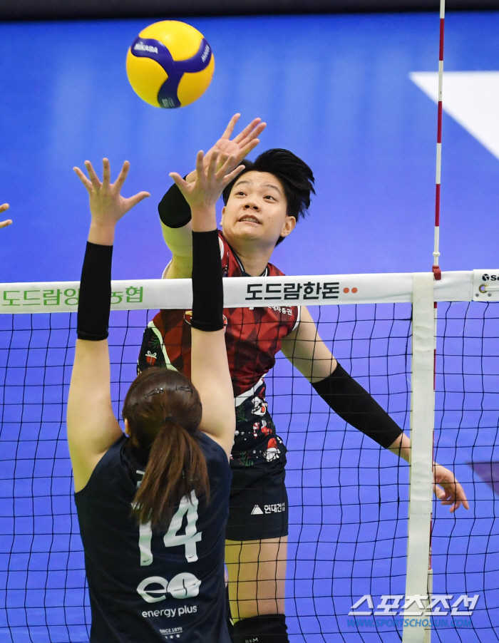 'It's not enough for domestic players alone.' MOMA and Wipawi scored 30 points, and Hyundai Engineering & Construction won 3-0 against GS Caltex without foreigners and aquor. Heungkuk Life Pursues Again 