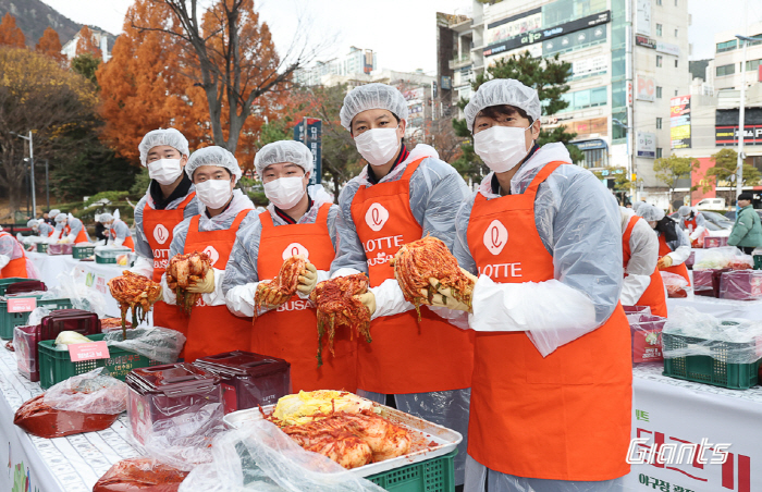 'Finish not long hair → Even self-made carina' Lotte has completed making 10,000 kimchi again this year