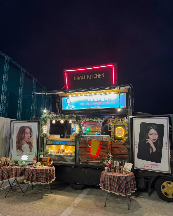 Lee Byung-hun and Lee Min-jung ♥'Expensive Foreign Assistance'...Snack truck flex with 'MJ♥BH' written on it