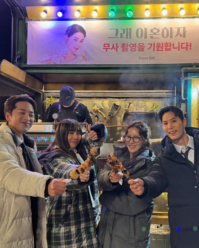 Lee Byung-hun and Lee Min-jung ♥'Expensive Foreign Assistance'...Snack truck flex with 'MJ♥BH' written on it