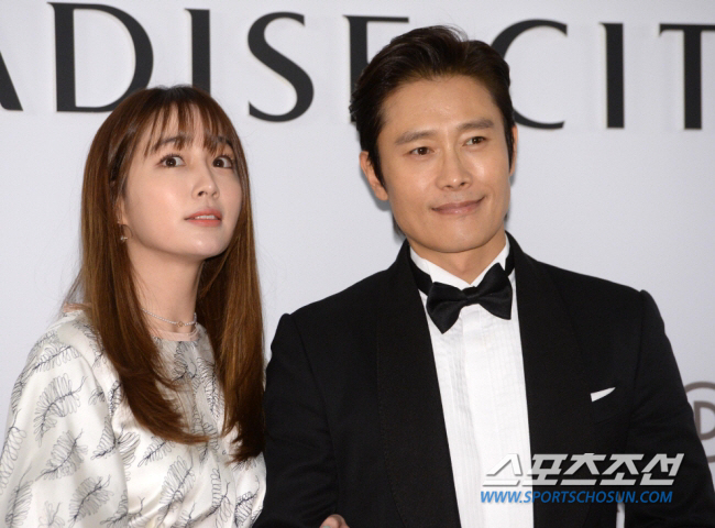 Lee Byung-hun, ♥ Lee Min-jung became Santa on the set..'Okay, let's get a divorce' team a coffee car gift