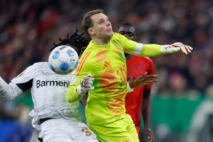 Neuer, what the hell are you doing? Throw away the KIM trophy! 'Injured fighting spirit Kim Min-jae 84 minutes' Munich lost 0-1 to Leverkusen → 2 consecutive seasons early elimination of Pokal