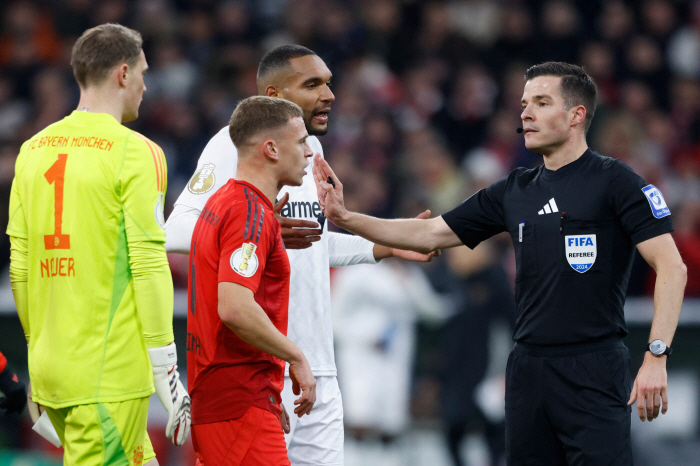 Neuer, what the hell are you doing? Throw away the KIM trophy! 'Injured fighting spirit Kim Min-jae 84 minutes' Munich lost 0-1 to Leverkusen → 2 consecutive seasons early elimination of Pokal