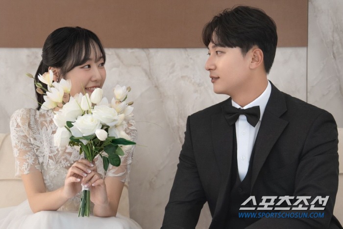 LG infielder Kim Joo-sung is married after dating for seven years. the seventh day of the month