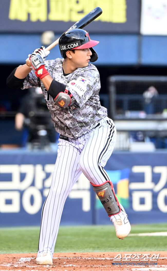 LG infielder Kim Joo-sung is married after dating for seven years. the seventh day of the month