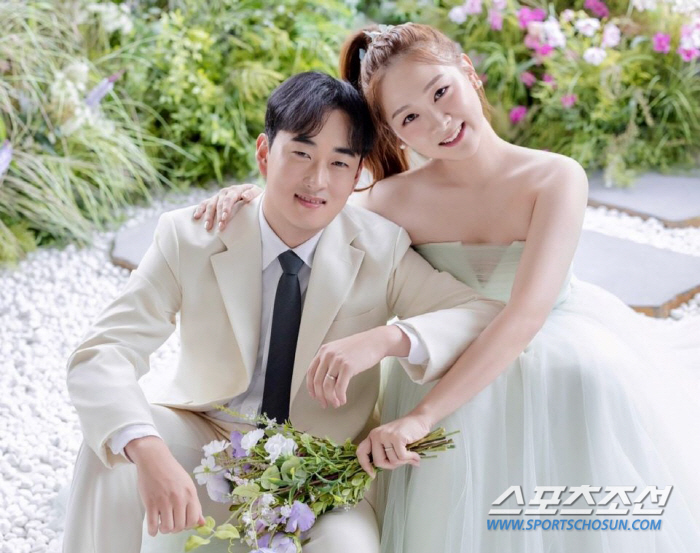 LG pitcher Kim Jin-soo marries his wife from college after dating on the 7th