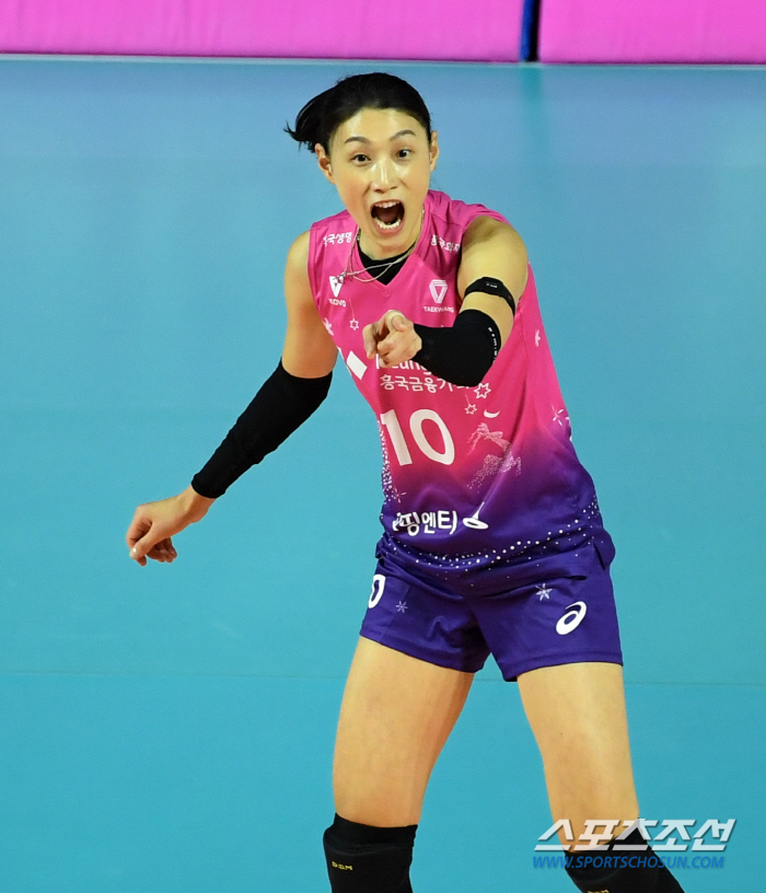 'Not Today' Kim Yeon-kyung 28 points - Tutku 22 points - Heungkuk Life Insurance won 3,4,5 sets and came from behind to lie. the opening 12 consecutive wins. I missed it in front of the Industrial Bank of Korea 