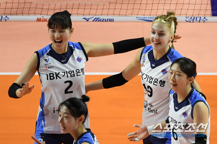 'Not Today' Kim Yeon-kyung 28 points - Tutku 22 points - Heungkuk Life Insurance won 3,4,5 sets and came from behind to lie. the opening 12 consecutive wins. I missed it in front of the Industrial Bank of Korea 