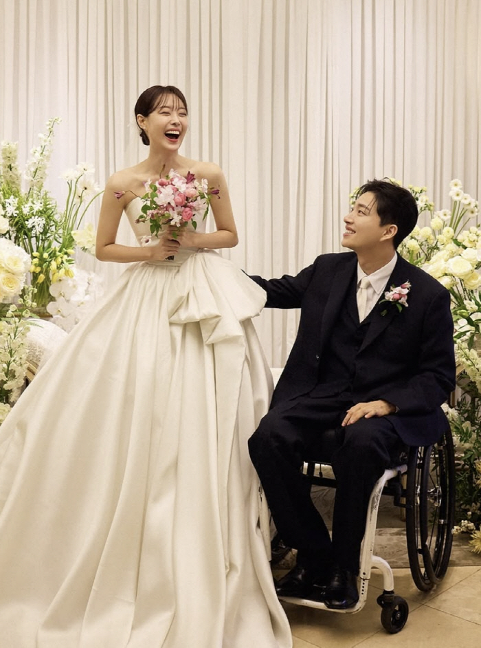 Song Ji-eun ♥ Park Wi releases undisclosed wedding photographs'The best moment of my life'