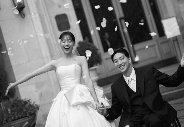 Song Ji-eun ♥ Park Wi releases undisclosed wedding photographs'The best moment of my life'