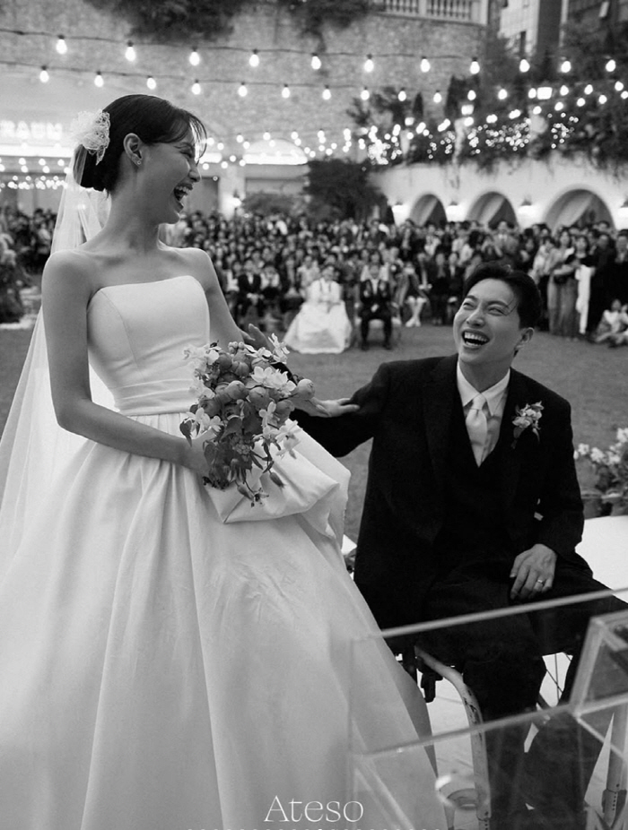 Song Ji-eun ♥ Park Wi releases undisclosed wedding photographs'The best moment of my life'