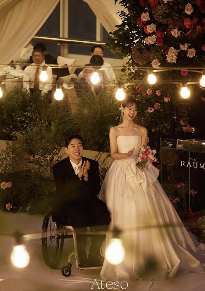 Song Ji-eun ♥ Park Wi releases undisclosed wedding photographs'The best moment of my life'