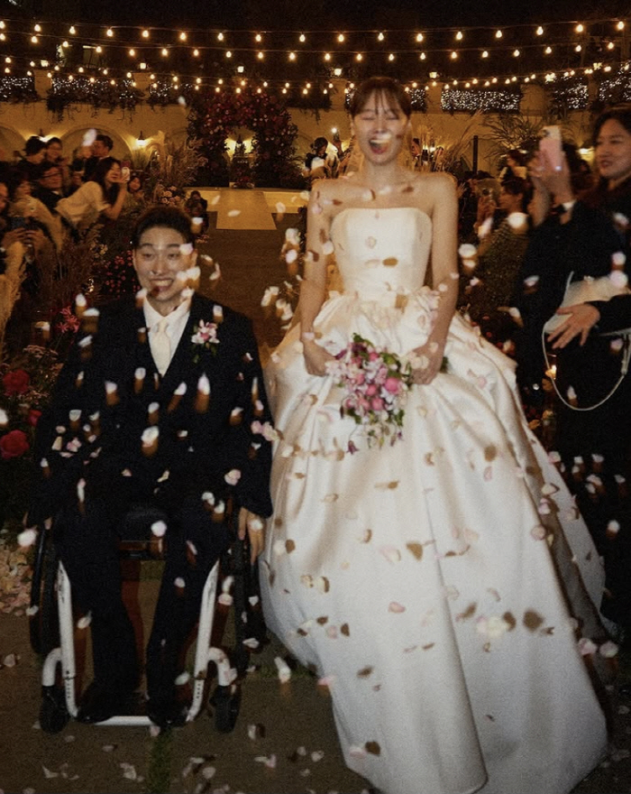 Song Ji-eun ♥ Park Wi releases undisclosed wedding photographs'The best moment of my life'