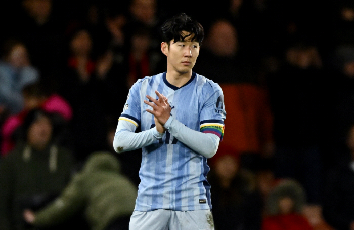 'Leader's Dignity' Son Heung-min took care of the fans first despite the disappointment of defeat