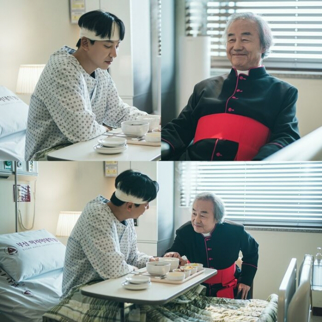 Kim Nam-gil and Jung Dong-hwan reveal two-shot of the first reunion in five years ('Fiery Priest')