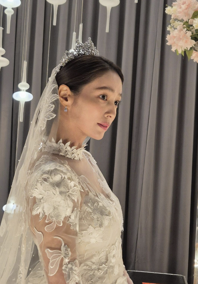 Lee Min-jung, ♥ Lee Byung-hun and Remind Wedding..an incredible wedding dress