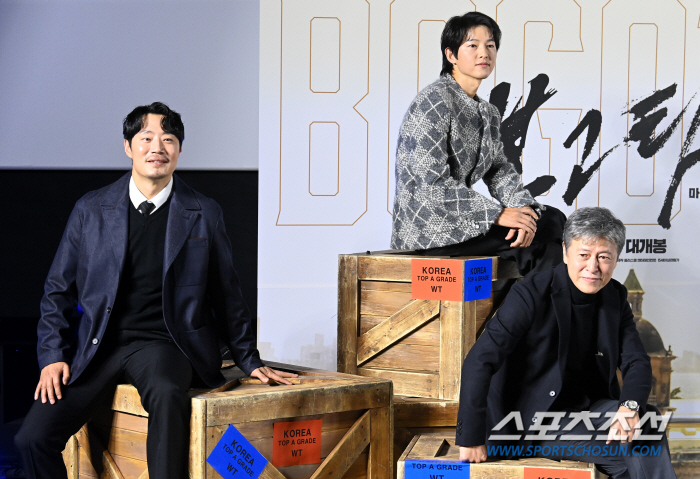  Song Joong-ki, Lee Hee-jun, Kwon Hae-hyo is shooting a photo shoot at the production briefing