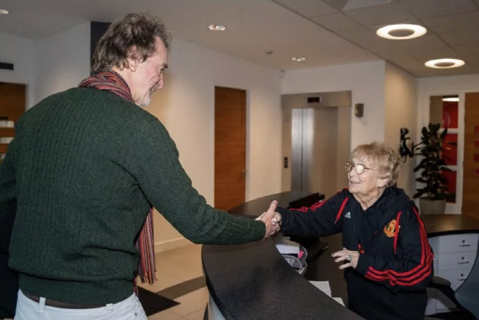 'Remembrance of the Temple of the Legend' United's special memorial heartstringsAfter 55 years of service, the death of an employee 'Excellent love'