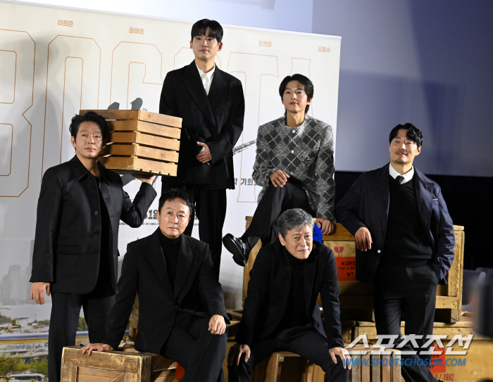 Why did Song Joong-ki go up to the box leaving the photo wall intact? 