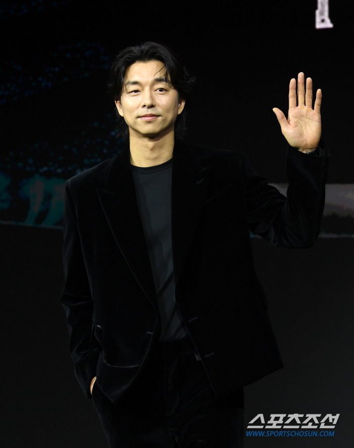   Gong Yoo, who insisted on 'using politics', was scratched by the harsh criticism of 'sexual marriage'