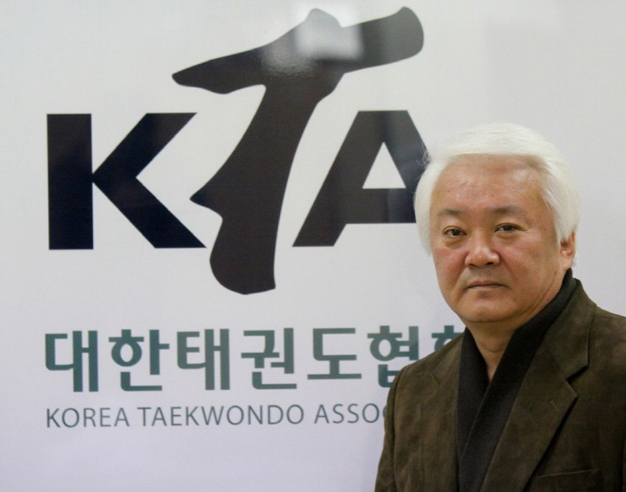 Yang Jin-bang and Kim Se-hyuk in the election of the next president of the Korea Taekwondo Association...Elected on the 15th