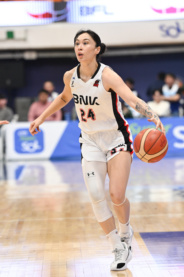 'Kim Sonia Explodes 30 Points' Busan BNK Lead Runs, 'Hong Yoo-soon Double' Incheon Shinhan Bank 68-64 Overpowered