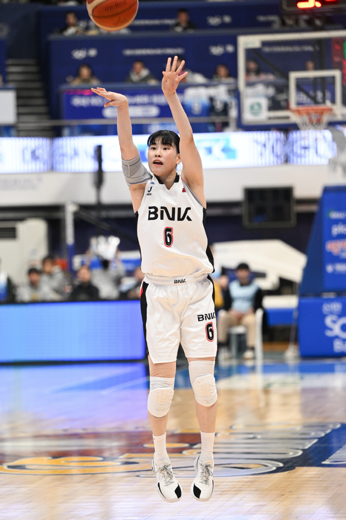 'Kim Sonia Explodes 30 Points' Busan BNK Lead Runs, 'Hong Yoo-soon Double' Incheon Shinhan Bank 68-64 Overpowered