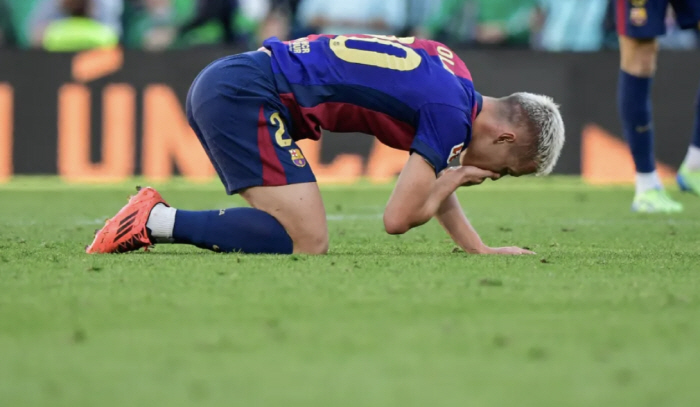 Looking for teeth on the lawn. But this actually happened. Barcelona Olmo Finds Lost Teeth