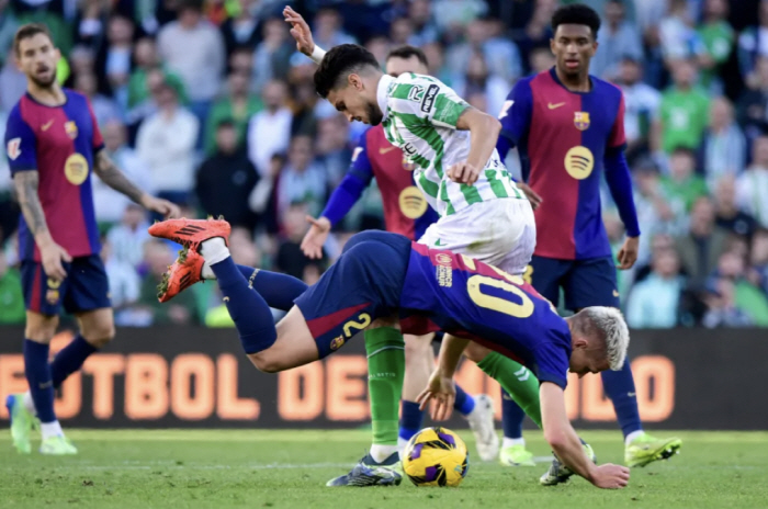 Looking for teeth on the lawn. But this actually happened. Barcelona Olmo Finds Lost Teeth