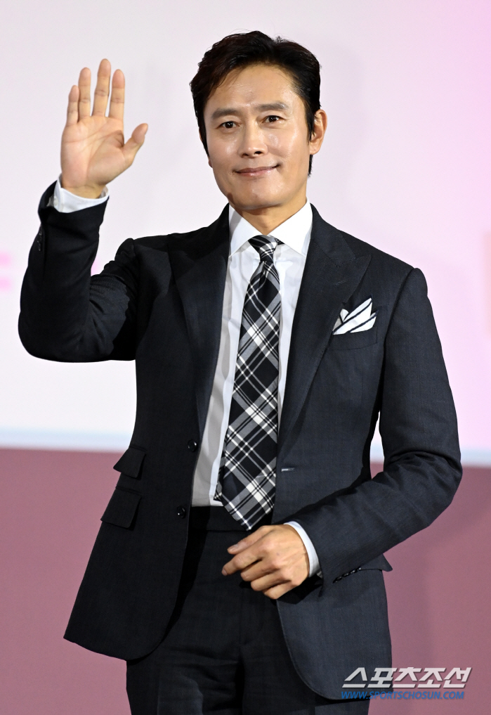  Lee Byung-hun, the frontman's greeting