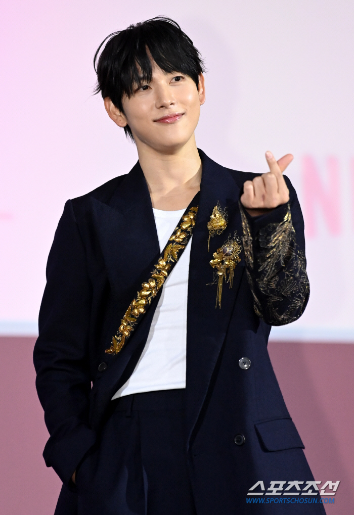  Lim Si-wan, a finger heart that strikes a girl's heart